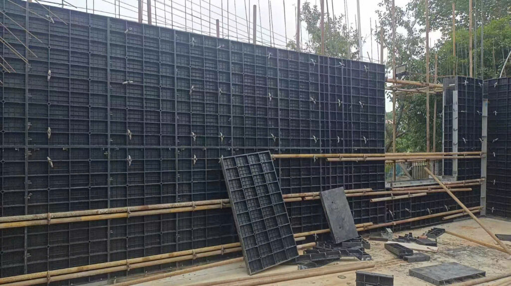 Thi công vách bê tông bằng hệ cốp pha nhựa tại công trình