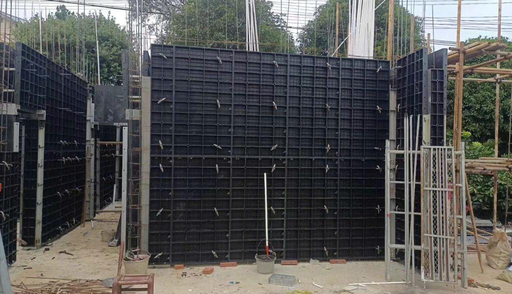 Hệ tấm cốp pha nhựa lắp dựng vách bê tông tại công trình