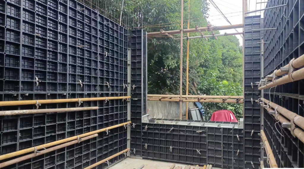 Vách bê tông ghép bằng tấm cốp pha nhựa mô-đun tại công trình