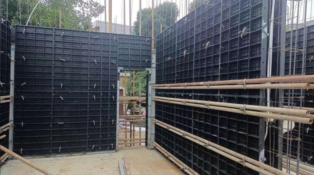 Hệ tấm cốp pha nhựa dùng trong thi công bê tông