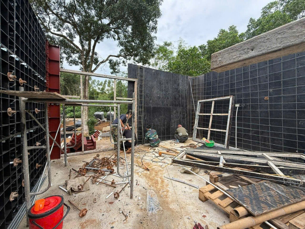 Lắp dựng cốp pha nhựa cho vách bê tông tại công trình