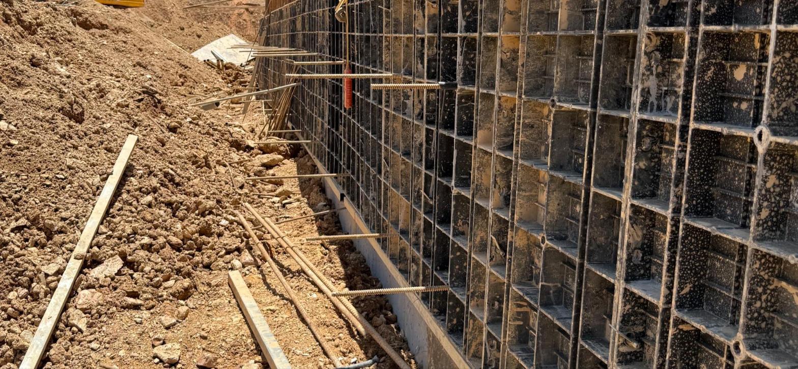 Vách tường dài ghép bằng tấm cốp pha nhựa có sườn