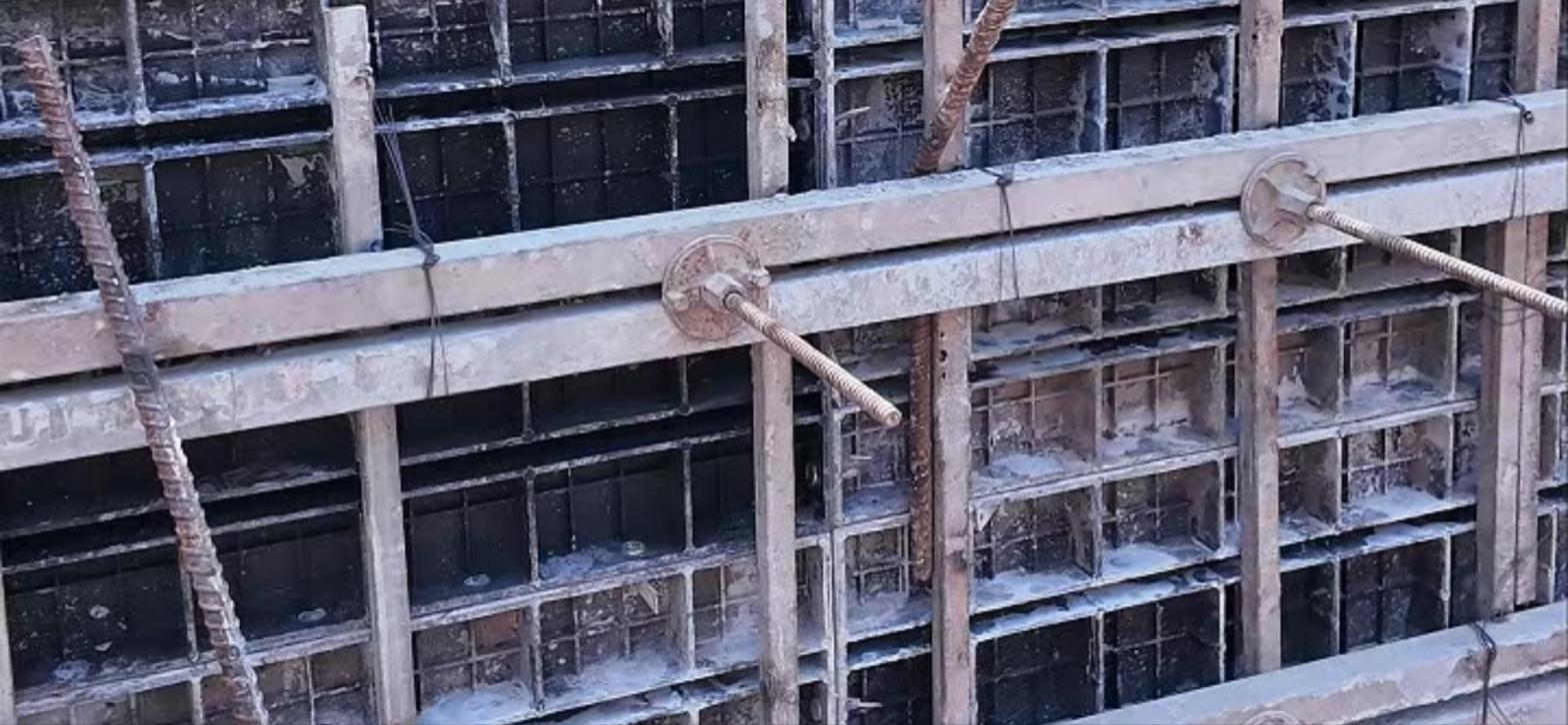 Gông thép hộp đôi và ty ren siết trên vách cốp pha nhựa