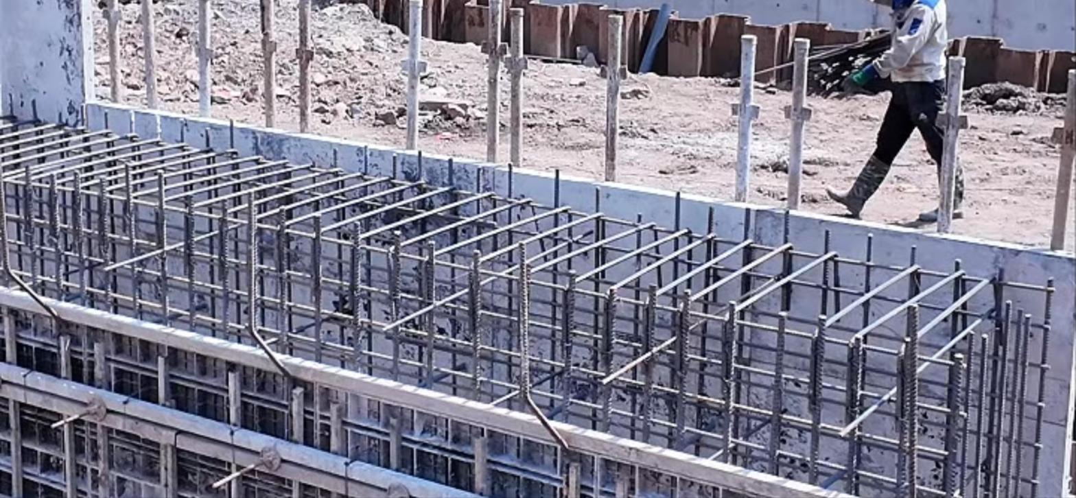 Cốp pha nhựa và lồng thép tường bể đang thi công