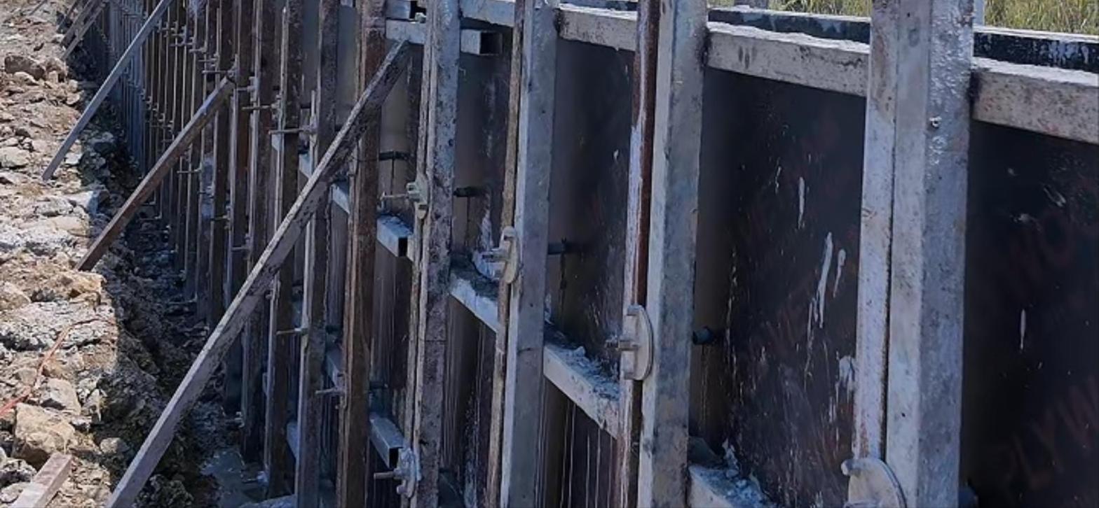 Vách ghép ván phủ phim với sườn đứng thép hộp và cây chống xiên