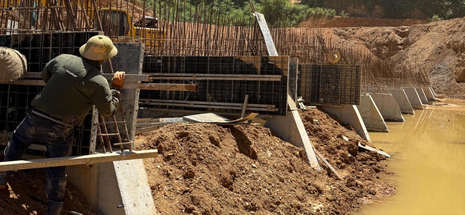 Công nhân ghép gông cho cốp pha nhựa tường chắn