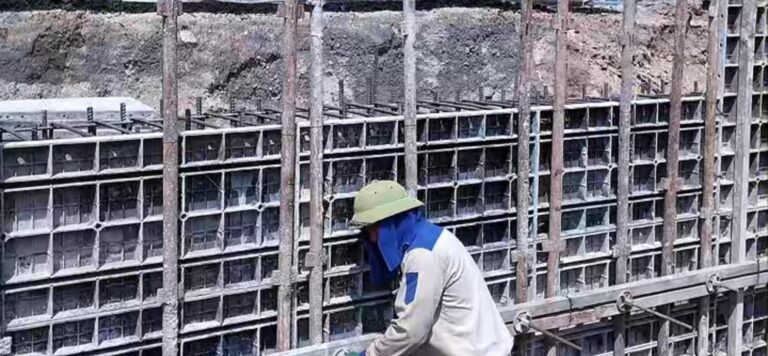 Vách tường lắp ghép bằng tấm cốp pha nhựa nhiều tầng tấm