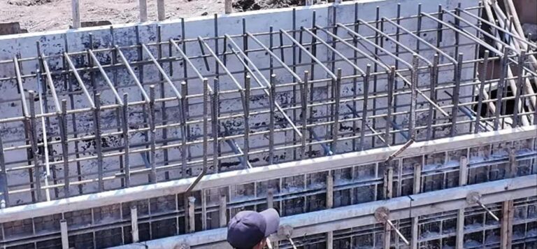 Thợ kiểm tra cốp pha nhựa tường bể trước khi đổ bê tông