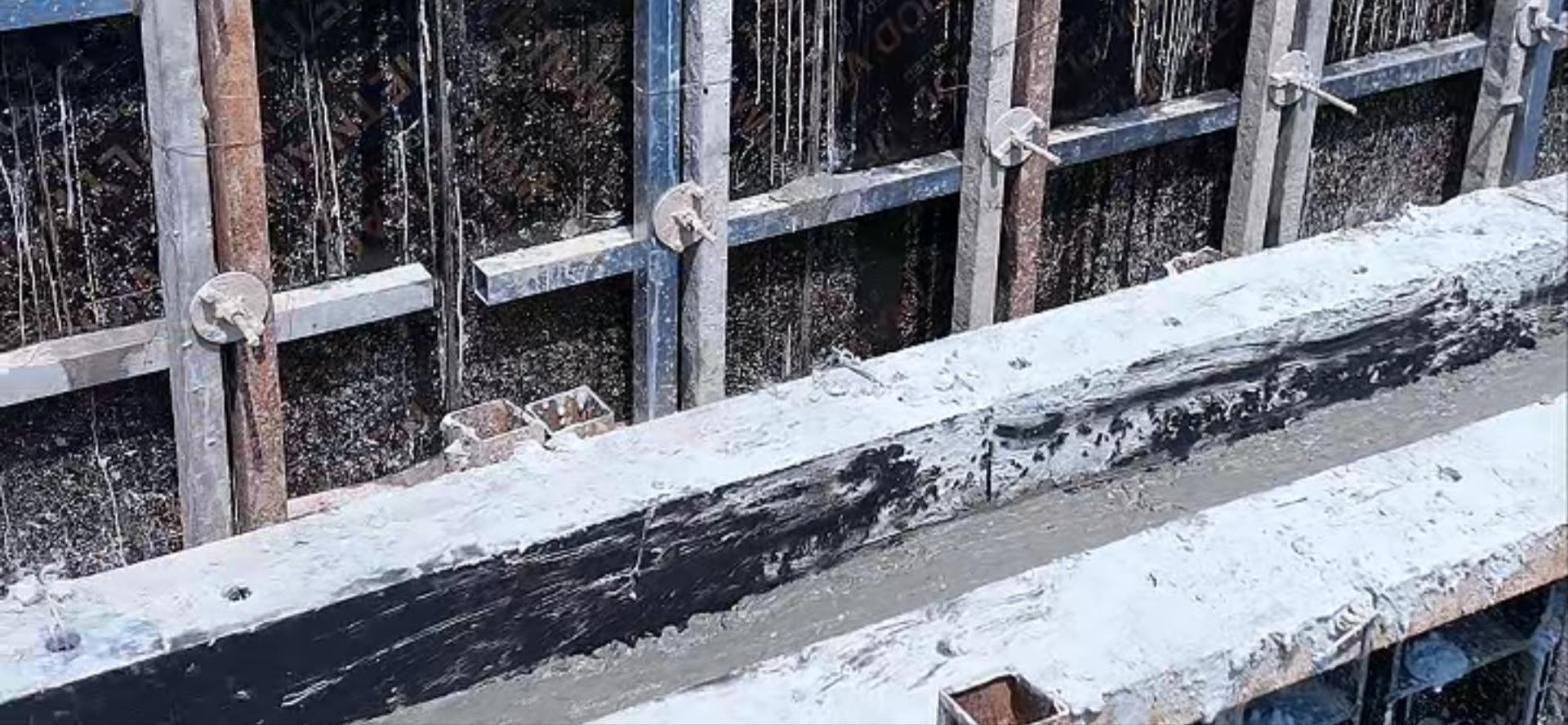 Vách đổ nhiều đợt với ván mặt phẳng phía trên và tấm có sườn phía dưới