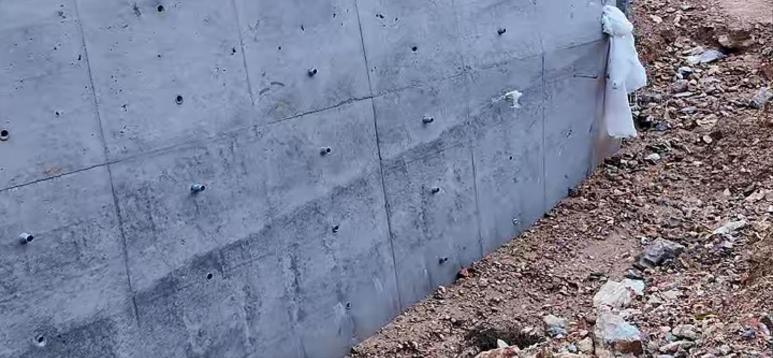 Tường bê tông sau khi tháo cốp pha nhựa, thấy rõ vạch mối ghép tấm