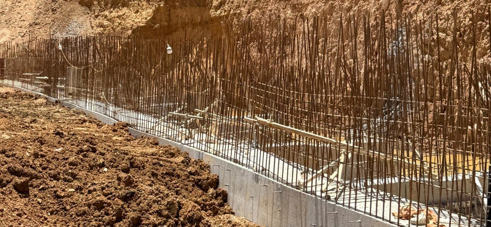 Tường chắn bê tông dưới chân taluy với thép chờ dày